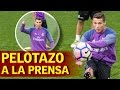 Cristiano se enfada en el rondo y lanza un balonazo a la prensa