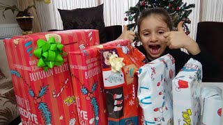 Lina Yeni Yıl Hediyelerini Açıyor Funny Kids Video