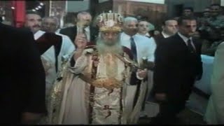 زفة استقبال قداسة البابا شنودة الثالث - قداس عيد القيامة 2002
