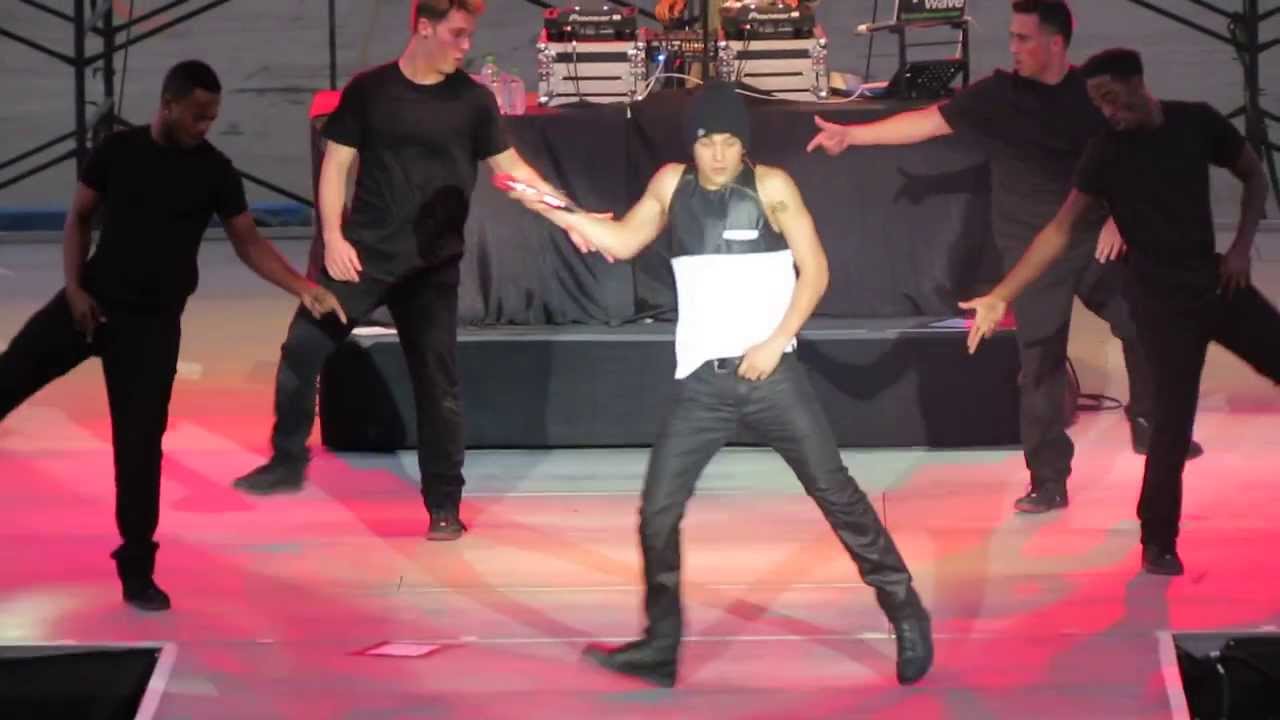 Austin Mahone singing syjaf/loving you is easy