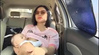 Ibu cantik sedang menyusui di dalam mobil  .2