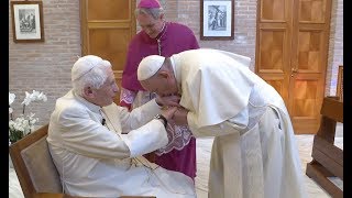 ⁣El Papa Francisco y los 14 nuevos cardenales visitaron a Benedicto XVI