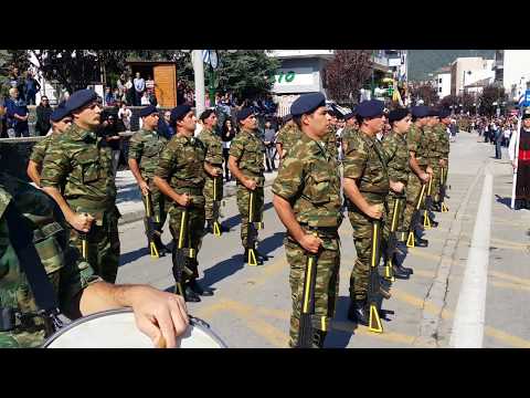 Βίντεο: Στρατιωτικός χαιρετισμός ή ποιο χέρι χαιρετίζει