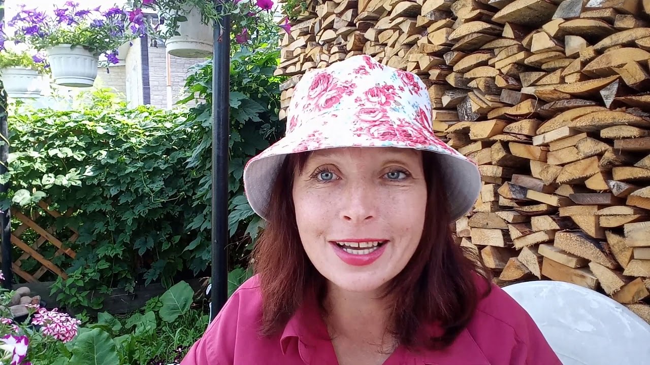 будни барышни-крестьянки-новые. будни барышни крестьянки. сериал барышня крестьянка 2018. девушка чистит свинарник. крепостная сериал барышня.