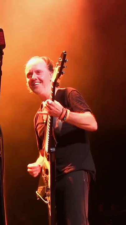 Lars Ulrich exchange instruments with Kirk Hammett (Metallica)