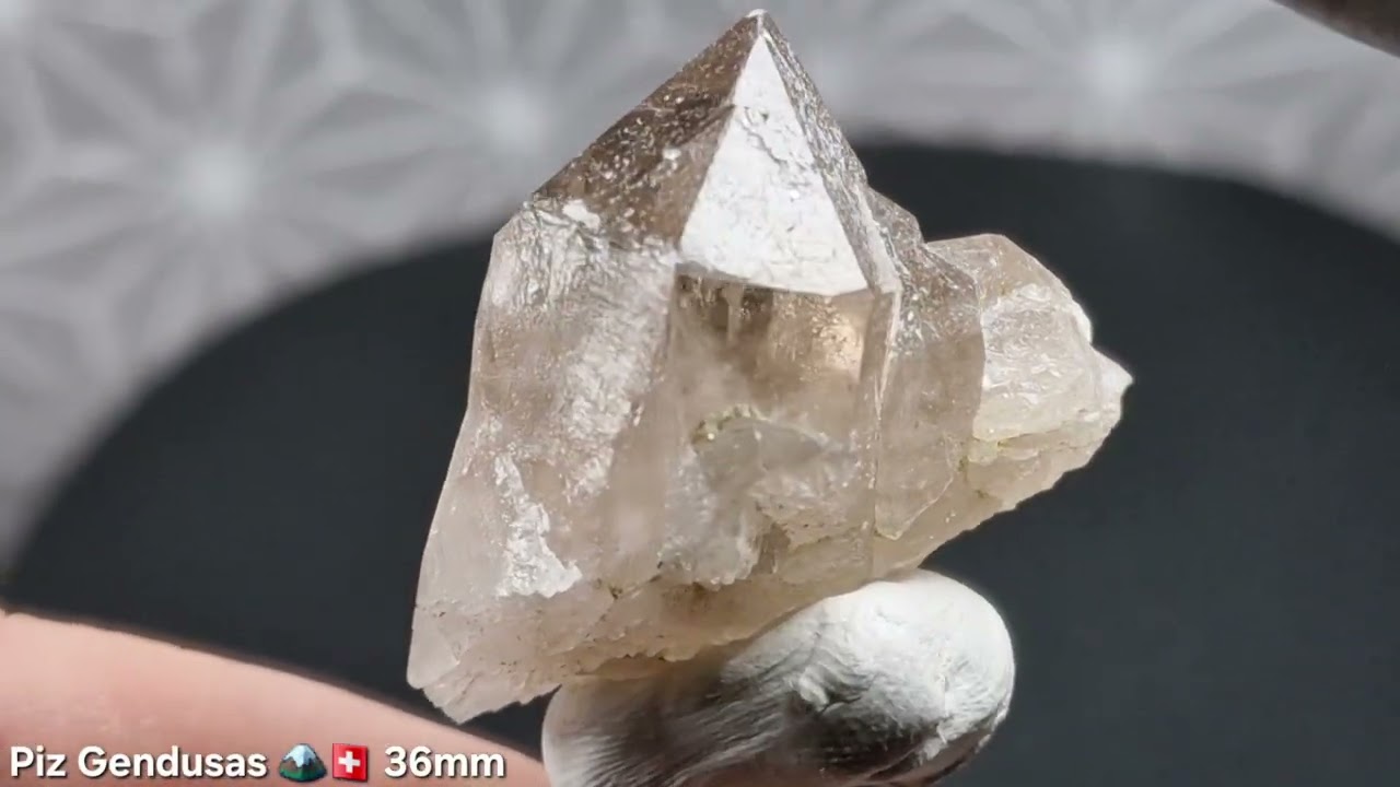 Smoky quartz crystals Rauchquarz 36mm 💠 Piz Gendusas 🏔🇨🇭 -- www.rossminerals.com -- 🇬🇧 🇩🇪 🇨🇵 🇮🇹 🇨🇿