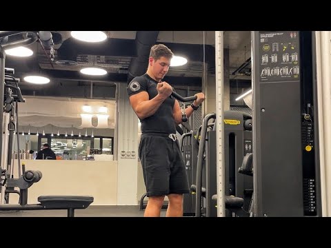 качки в зале. накаченная грудь. накаченная грудь. тренировка на рост мышечной массы. строение человека мышцы анатомия.