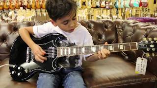 Jayden Tatasciore yang berusia 8 tahun memainkan Gibson SG Standard kami di Norman's Rare Guitars