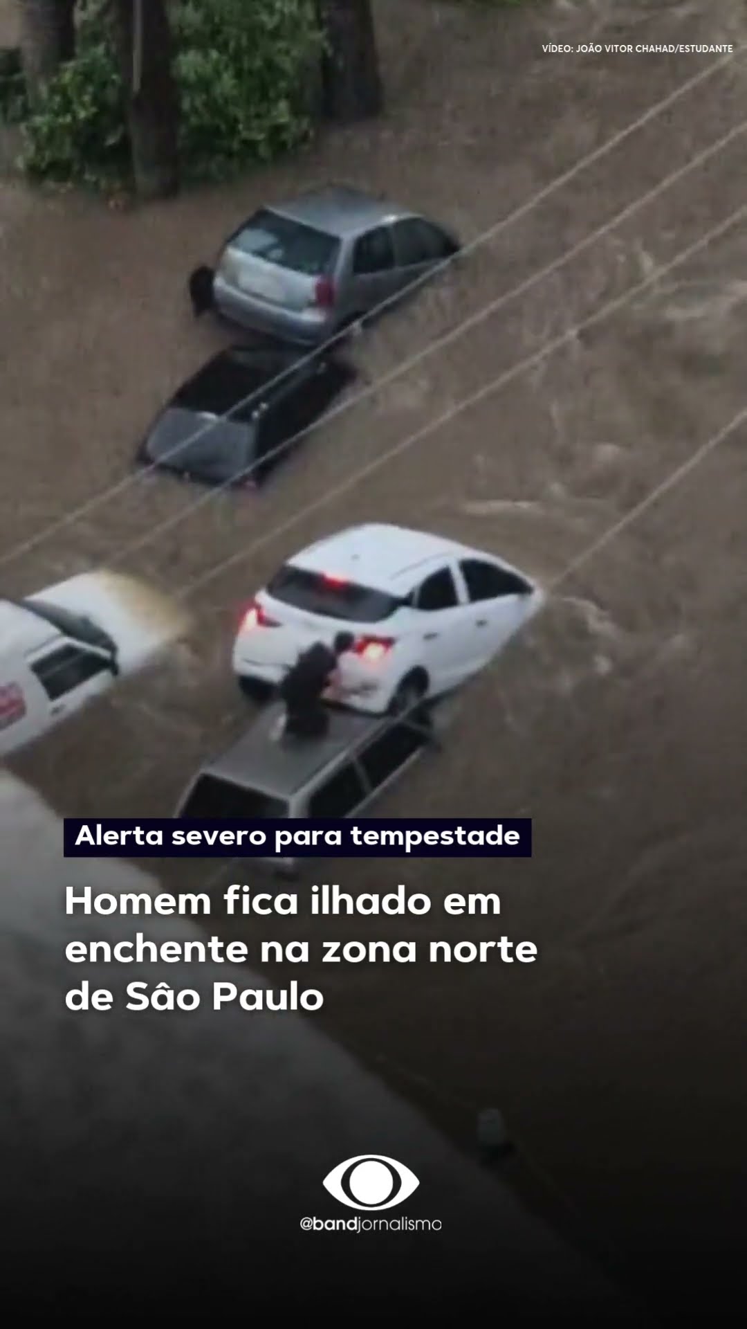 Homem fica ilhado em enchente na zona norte de SP #shorts