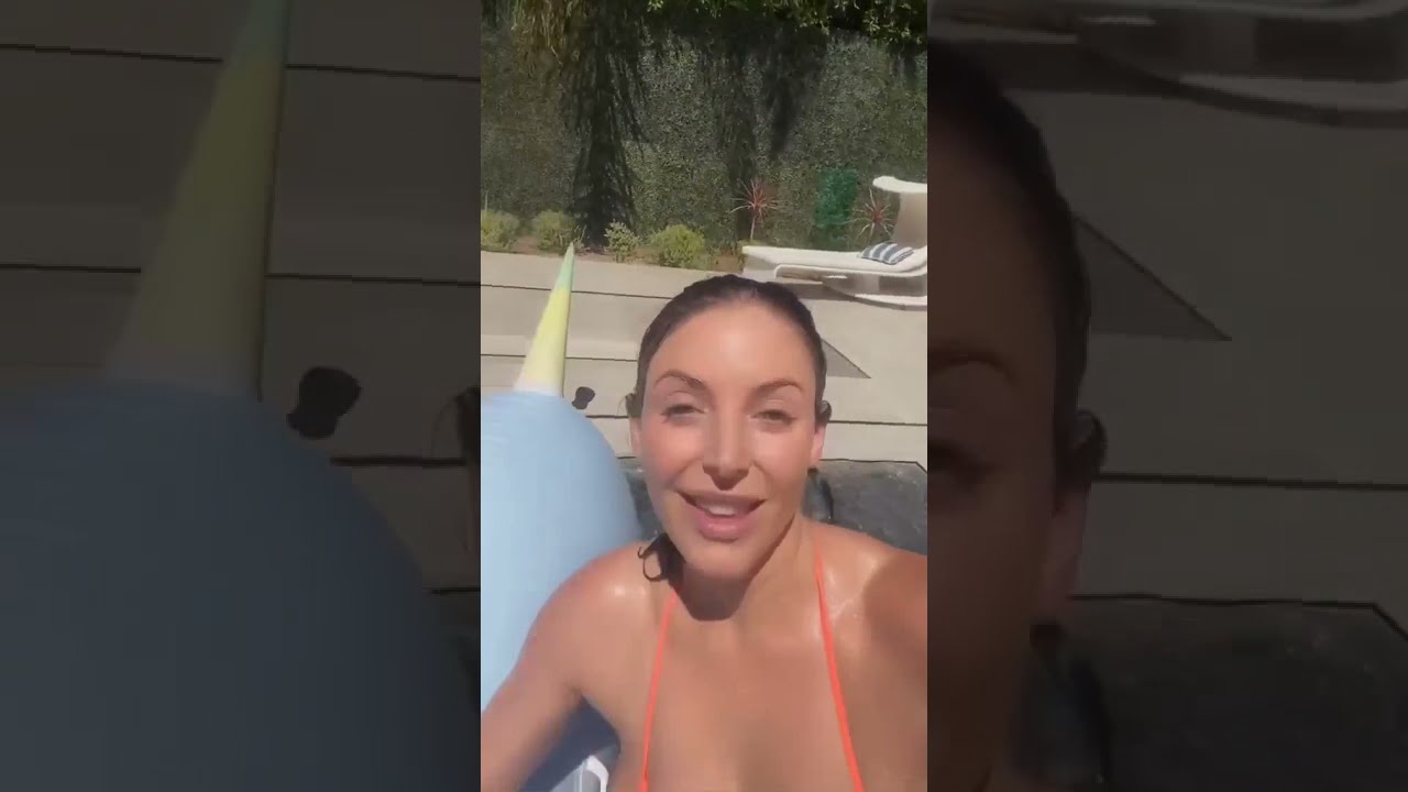 ⁣Angela White - Super Tettona in bikini