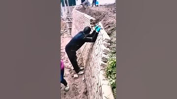 công nhân xây dựng đang làm việc xúc đất kè tường đổ #job #worker #working #shorts