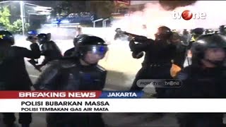 Detik-detik Polisi Tembak Gas Air Mata dan Bubarkan Massa Setelah Peringatan Ketiga