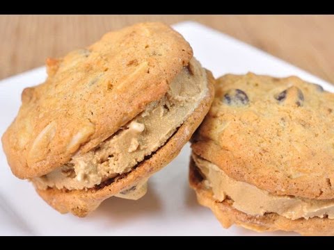 ไอศกรีมคุกกี้ช็อคโกแลตชิพแซนวิช Chocolate Chip Ice Cream Sandwich