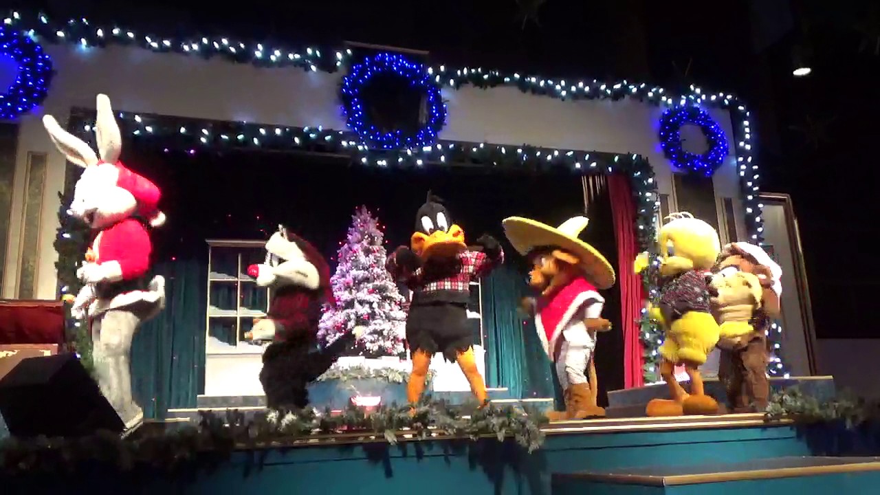 Looney Tunes Christmas at Six Flags 2016