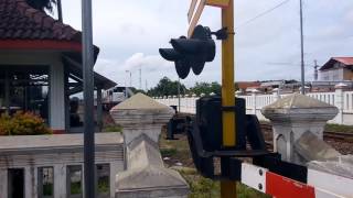 KA Gayabaru Malam Selatan ( GBMS ) berjalan perlahan keluar stasiun cirebon