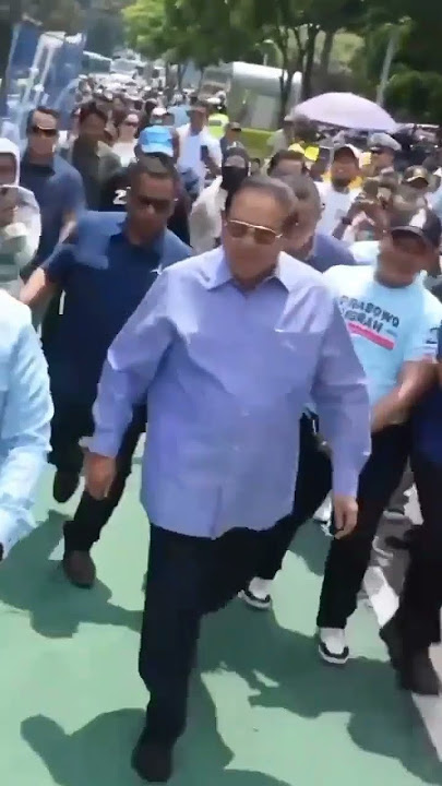 Pak SBY jalan kaki menuju GBK sambil menyapa warga sekitar.