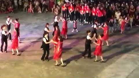 Tình yêu thủy thủ do CLB dân vũ thôn 5 vũ quý thể hiện