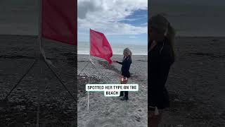 Girl spots her friend's type on the beach 🚩 (🎥: tt/5ophiax)