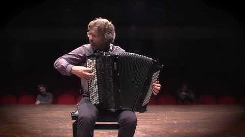 J.S. Bach - Menuet in DM BWV Anh 132 on accordion