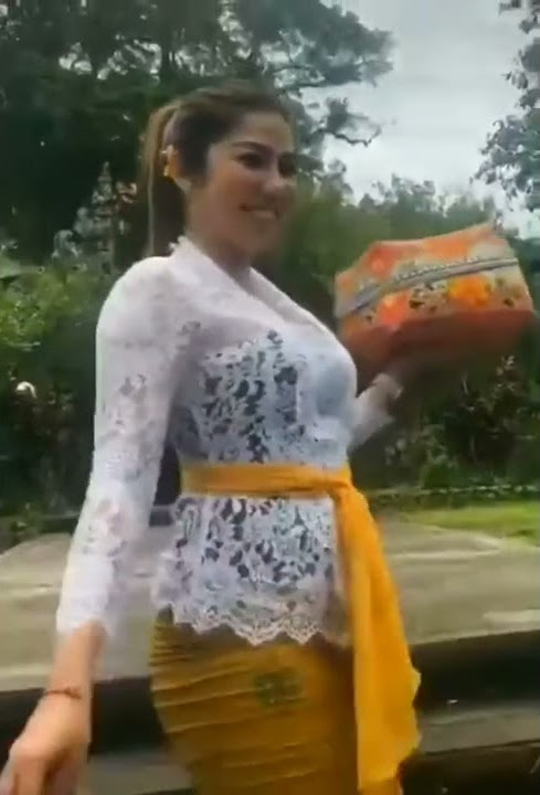 cewek bali sembahyang