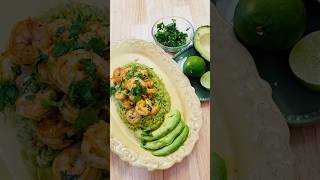¡Riquísimos! Camarones al Cilantro en una cama de arroz verde y aguacate, anímense a prepararlo.