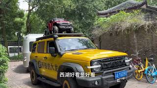 重庆小伙拖挂房车去杭州西湖结果房车被刮擦