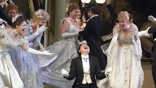 The cast at the Wiener Staatsoper sings 'Im Feuerstrom der Reben' from DIE FLEDERMAUS