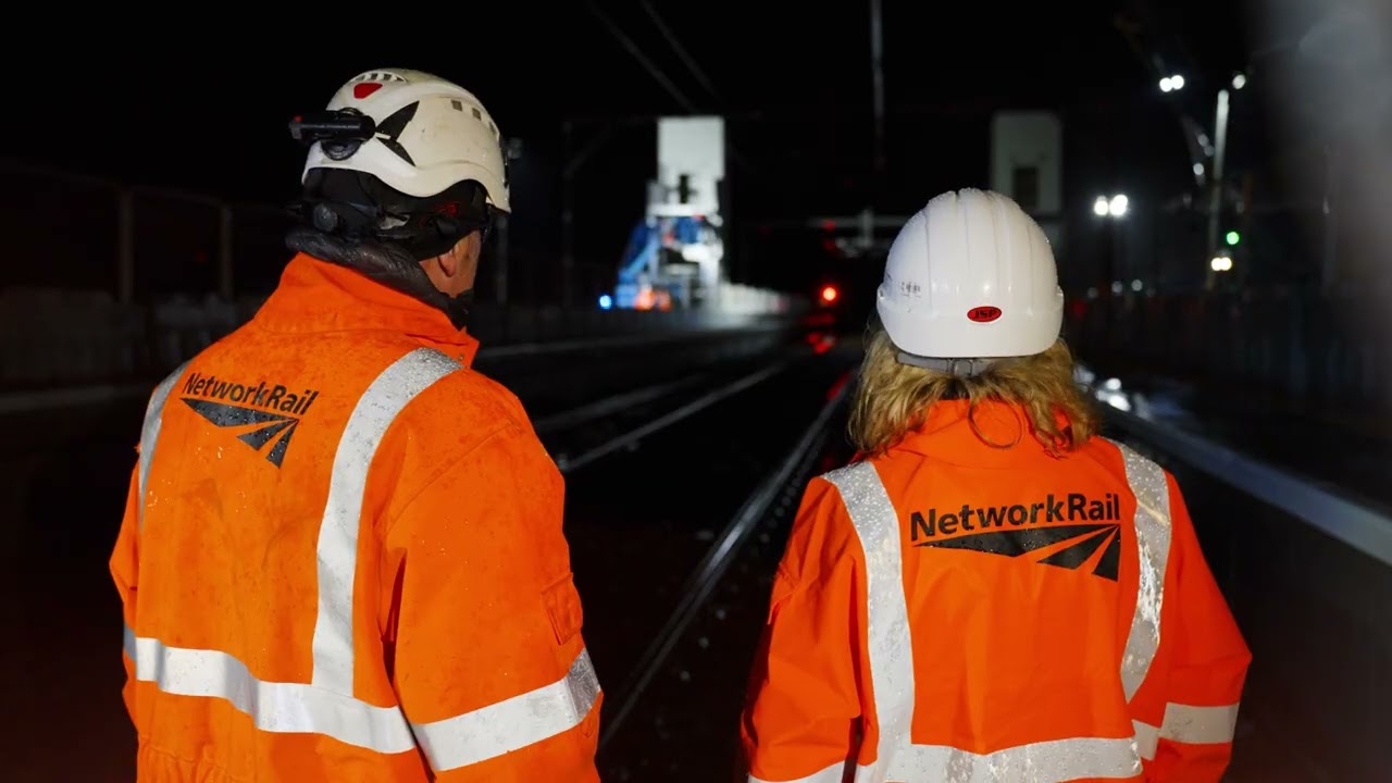 Станция Балгрей — установка пешеходного моста и лифтов.