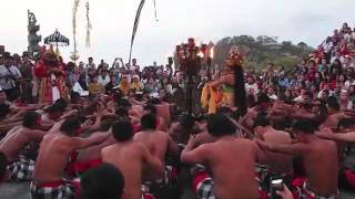 The island of Bali.Temple of Uluwatu./Остров Бали. Ритуальный танец в храме Улувату.