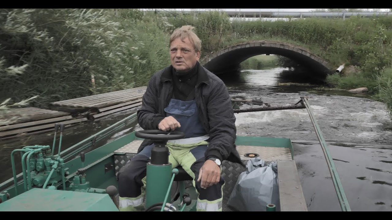 Vandløbsvedligeholdelse med grødeskæringsbåd