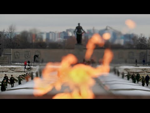 Жители Петербурга принесли цветы на Пискаревское кладбище в День освобождения Ленинграда от блокады