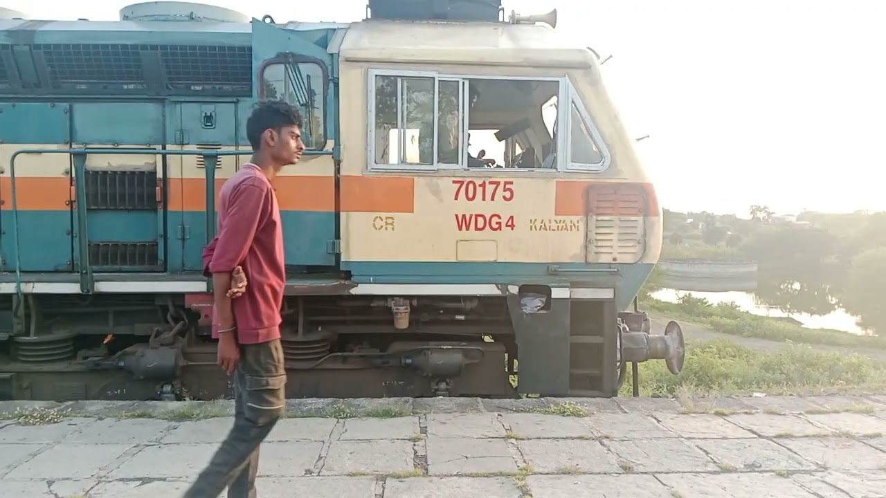 Wdg4d wdg4 honking and chugging disellocomotive Emd departure laturroad junction disel #vitralvideo