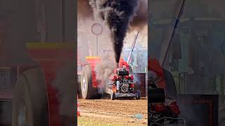 Schau das ganze Video auf YT! Rauchender Diesel V8 Modified Tractor Puller 'Double Trouble'