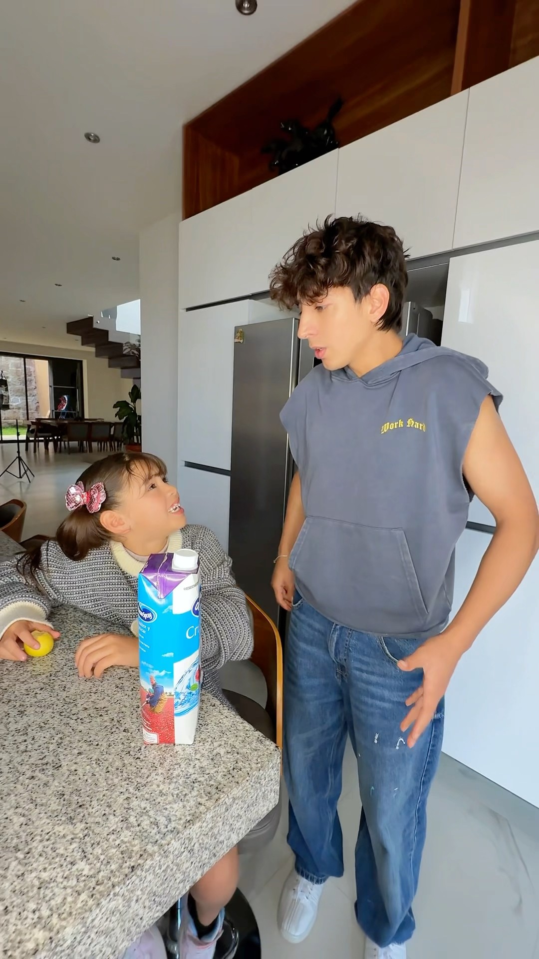 CUANDO LE DICES ENANA A TU HERMANITA ? ES UN MOUSTRO ?