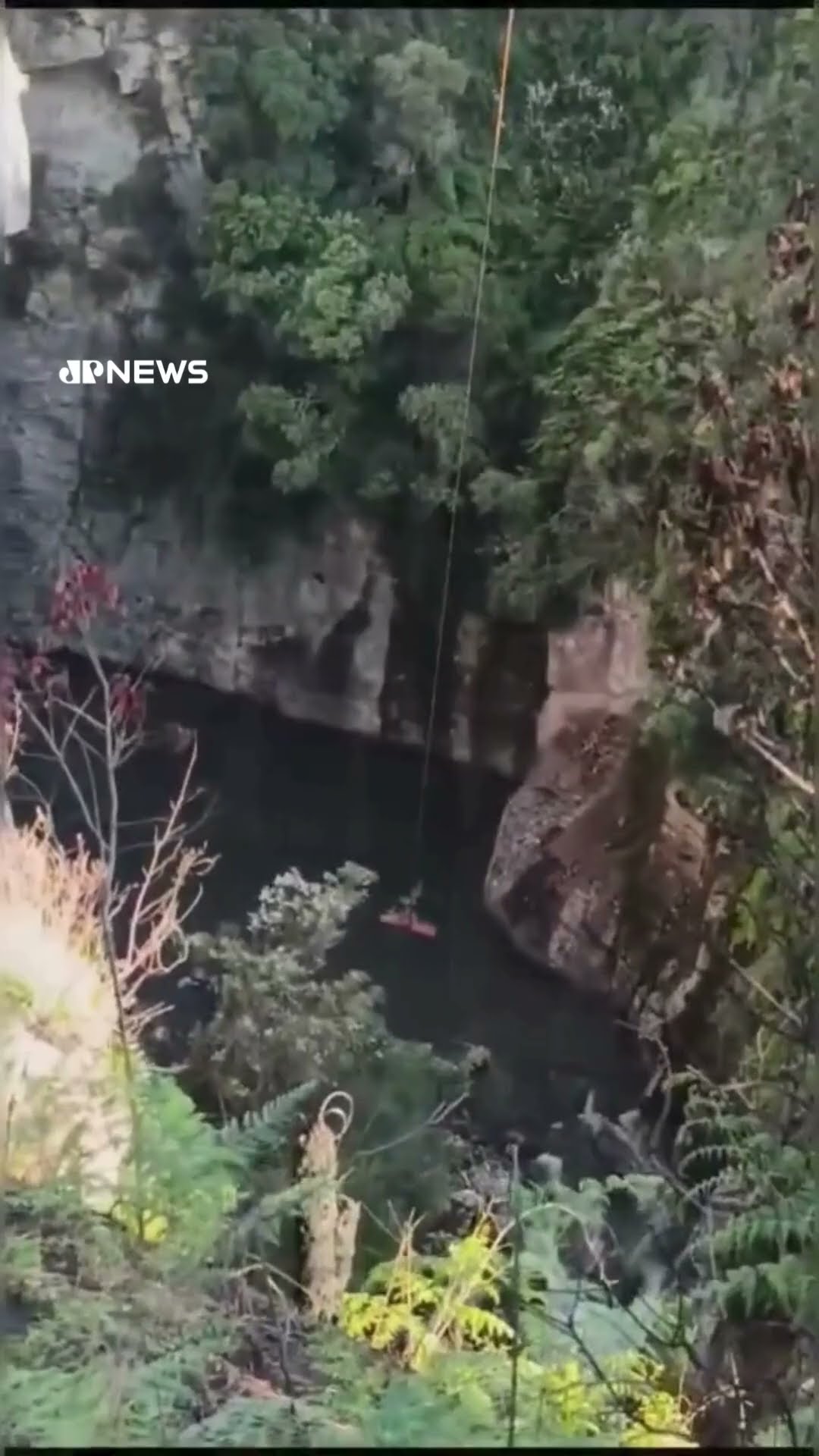 Homem cai de cachoeira e mobiliza resgate em cânion de 70 metros em SC