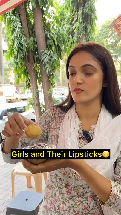Lipstick k liye ladkiya Kuch bhi karegi… #youtube #comedy #shortvideo #yoitubeshorts