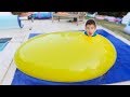 iPhone Géant dans la Piscine ! - Kids pretend play with ...