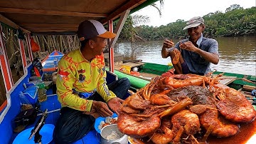 Masak rica rica udang galah segar hasil mancing langsung di perahu