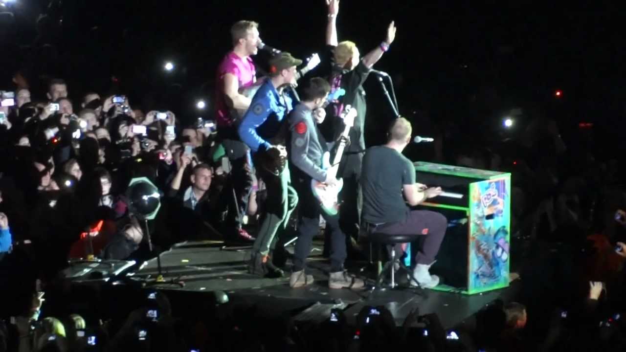 coldplay - speed of sound feat. simon pegg HD (emirates stadium, London 4 june 2012)
