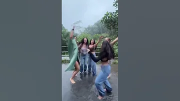 نادين نسيب نجيم ترقص تحت المطر برفقة هبة نور ويومي في بالي 