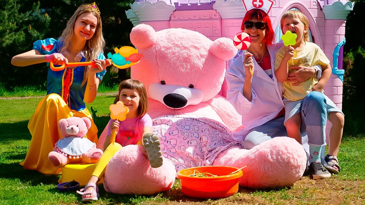 Family Saves Princess and Feeds Toy Bears | Fun Activities for Kids with Toy Food