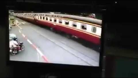 หวิดดับ!! สาวถูกรถไฟเฉี่ยว ไม้กั้นก็มีไว้เตือน ยังไม่ระวังตัวอีก