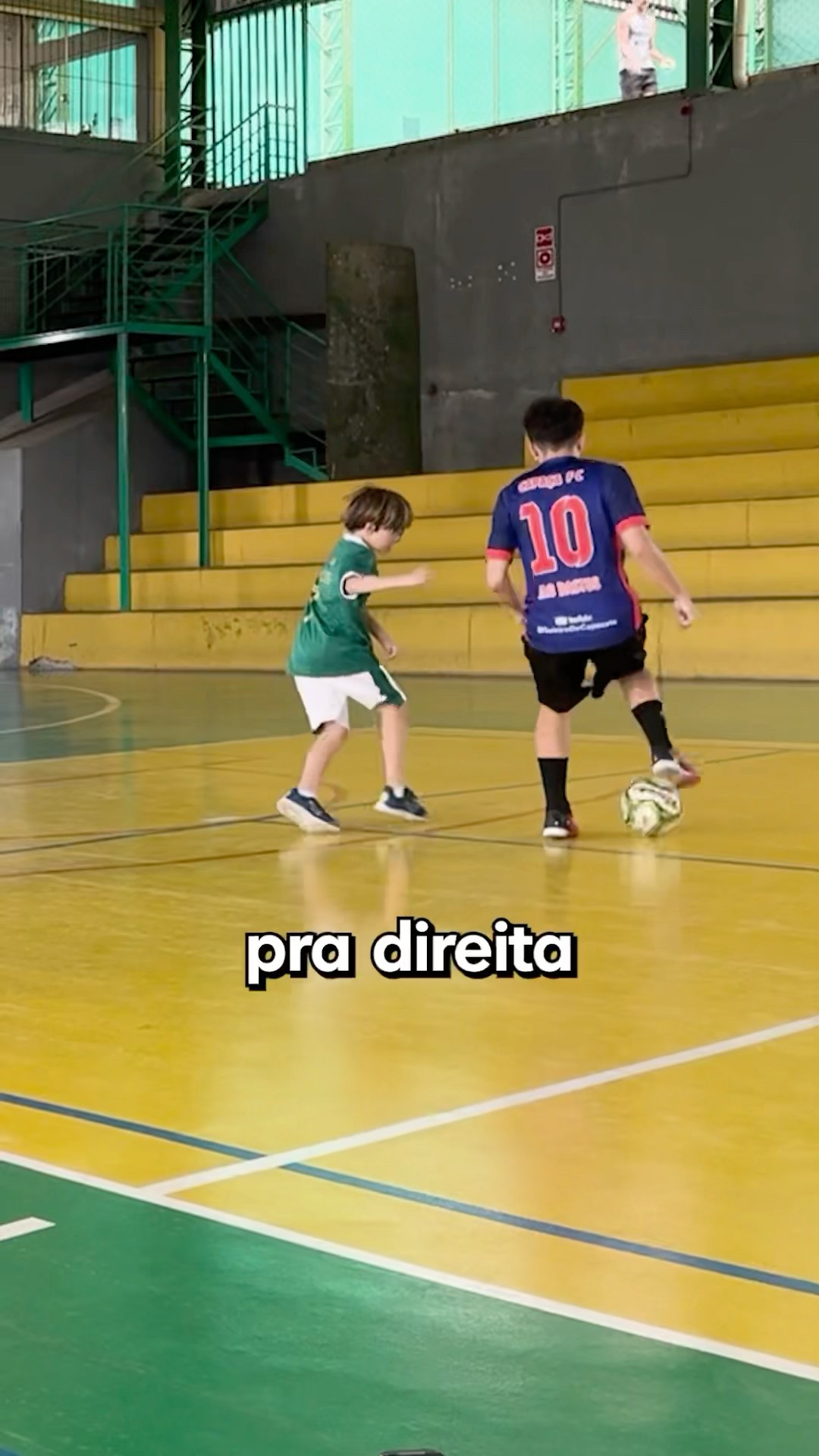 MEU IRMÃOZINHO NÃO SABE CHUTAR COM A PERNA ESQUERDA NO FUTEBOL!