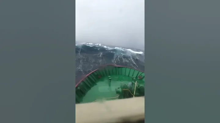 Rogue Wave Hits Fishing Trawler (North Sea) - DayDayNews