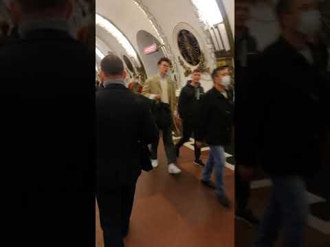 В Петербурге переход со станции "Площадь Восстания" (красная линия)  на "Маяковскую" (зелёная ветка)