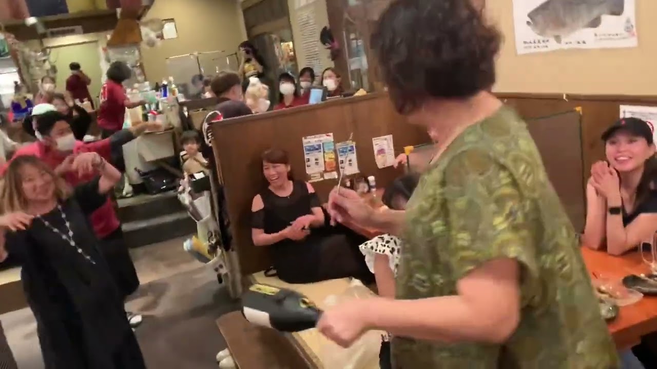 沖縄居酒屋「三線の花」で歌う三線の花〜連続カチャーシー！