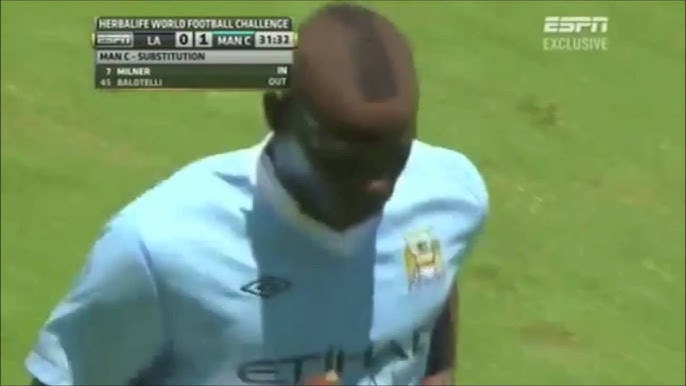 Balotelli faz gol do desempate um minuto depois de entrar e sela