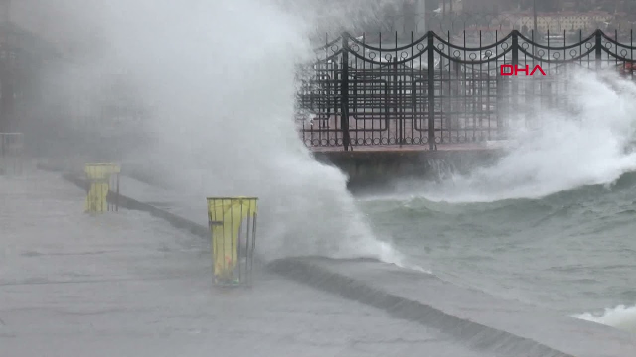 İstanbul'da Lodos Nedeniyle Dev Dalgalar Oluştu