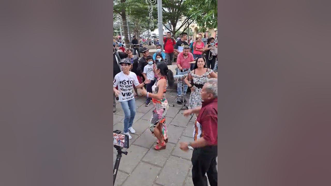 CON LA POLLERA COLORA