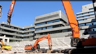 Schwertransport großer Bagger Hitachi 870  mit maga 48 Meter Ausleger erreicht Baustelle